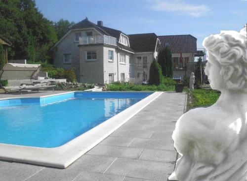 Bazén v ubytování Villa Vogelsang nebo v jeho okolí