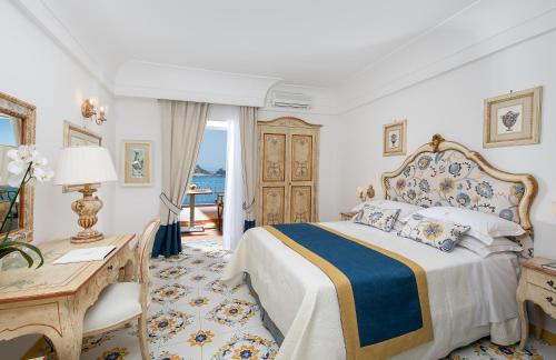a hotel room with a bed and a desk and a desk at Hotel Onda Verde in Praiano