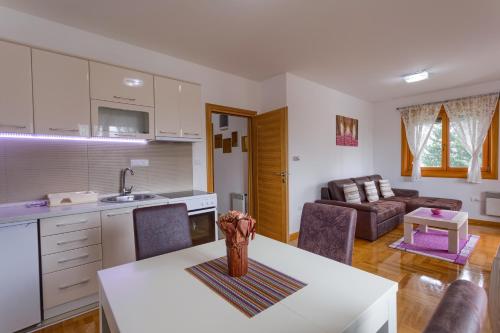 Dapur atau dapur kecil di Apartment Orhideja