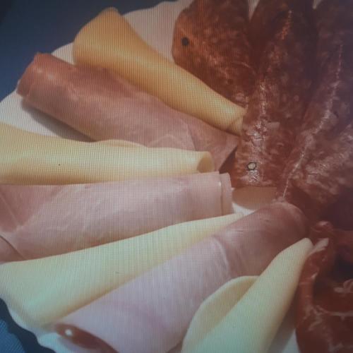 een bord met eten, kaas en vleeswaren andangerprises bij Country House Ca' Brunello in Urbino