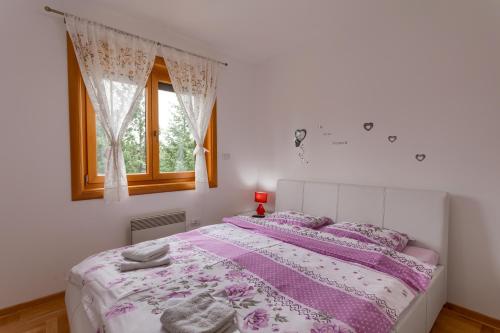 Tempat tidur dalam kamar di Apartment Orhideja