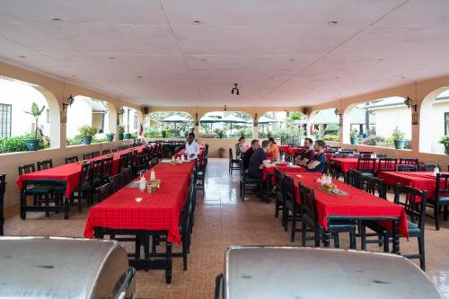 A restaurant or other place to eat at Springlands Hotel