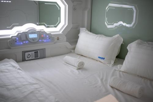Кровать или кровати в номере Space Hotel @ Chinatown Kuala Lumpur 
