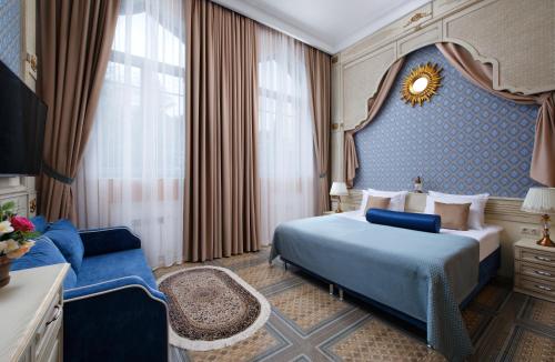Habitación de hotel con cama y sofá en Санаторий Главные Нарзанные Ванны en Kislovodsk