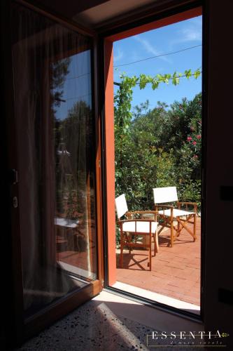 Agriturismo Essentia dimora ruraleにあるパティオまたは屋外エリア