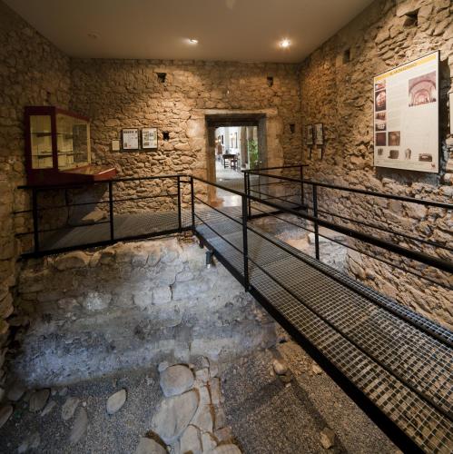 a room with a stone wall and a stair case at Parador de Cangas de Onís in Villanueva de Cangas de Onís