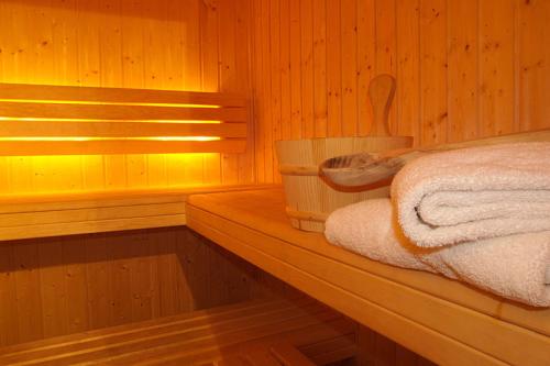 eine Sauna mit einem Bett auf einem Holzsims in der Unterkunft Chalet des Lacs - Chamonix in Chamonix-Mont-Blanc