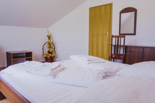 Llit o llits en una habitació de Resort Levočská Dolina
