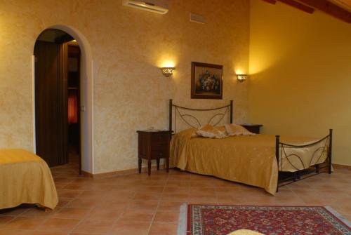 sypialnia z 2 łóżkami w pokoju w obiekcie B&B Triskèles w Syrakuzach