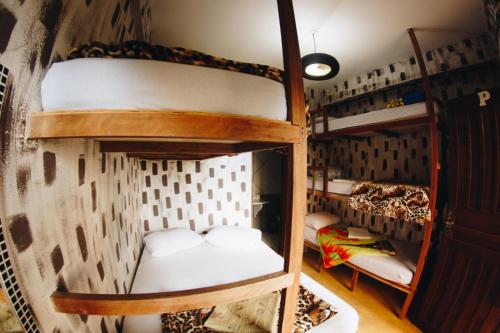 Tempat tidur susun dalam kamar di Hostel Da Bruna - Botafogo