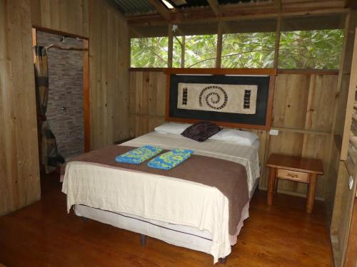 A bed or beds in a room at Hotel Kangaroo y Restaurante