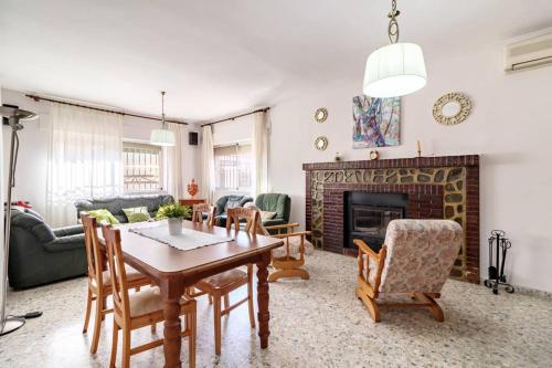 Chalet acogedor con piscina muy cerca de Granada, Churriana ...