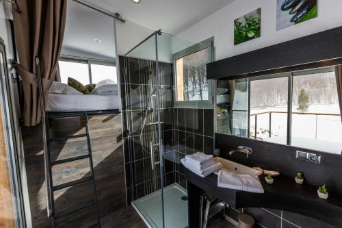 Kylpyhuone majoituspaikassa Aux 500 Diables Eco Lodge - Hotel