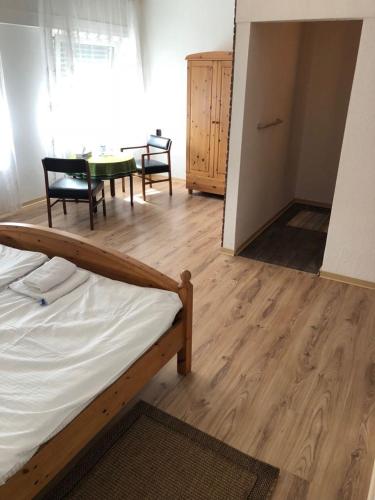 1 dormitorio con cama, mesa y comedor en Hotel Europa, en Mönchengladbach