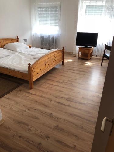 een slaapkamer met een bed en een flatscreen-tv bij Hotel Europa in Mönchengladbach