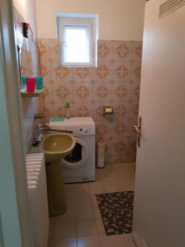 A bathroom at Judita Apartments