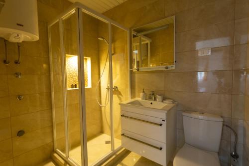 Kamar mandi di Apartment Orhideja