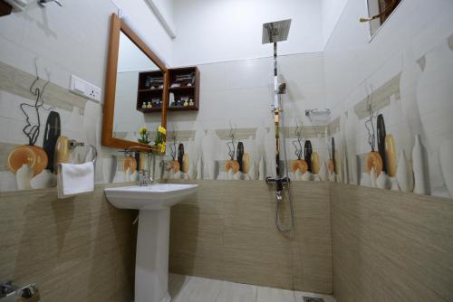 a bathroom with a sink and a shower at Diva Villa Airport Transit Hotel in Katunayake