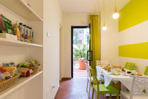 una sala da pranzo con tavolo e sedie verdi di B&B La Quercia a Pescara