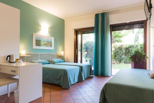 una camera d'albergo con due letti e una finestra di B&B La Quercia a Pescara