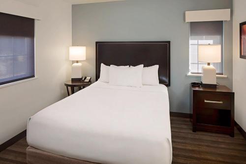 ein großes weißes Bett in einem Hotelzimmer in der Unterkunft Hyatt House Dallas Addison in Addison