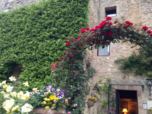 a bunch of flowers on the side of a building at Torre Sangiovanni Albergo e Ristorante da Rosary in Todi
