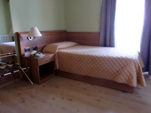 Hotel Premeno房間的床
