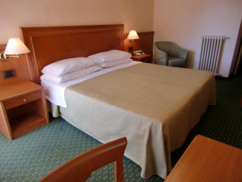 A bed or beds in a room at Hotel Premeno