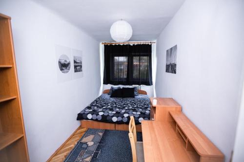 ルブリンにあるSkierki7の窓付きのベッドが備わる小さな客室です。