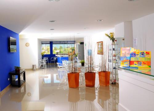 una habitación con tres macetas naranjas con plantas. en Hotel Aussie koala, en Armenia