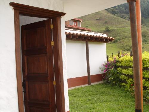 an open door to a house with a garden at Casa Hotel Portón Campestre in Jardin