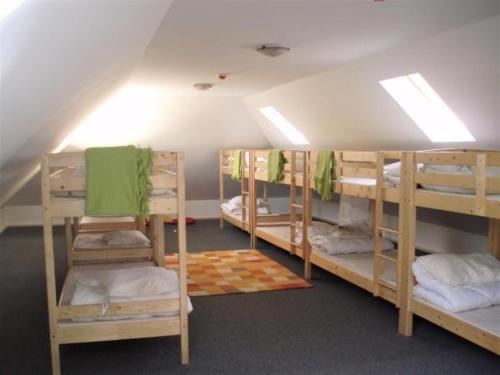 מיטה או מיטות קומותיים בחדר ב-Magdolna Vendégház