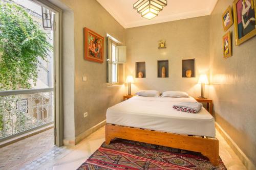 A bed or beds in a room at Riad Privé De Luxe Au Coeur De La Kasbah Avec Hammam