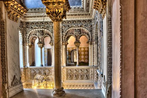 a room with a column and a mirror at Relais & Chateaux Villa Crespi in Orta San Giulio