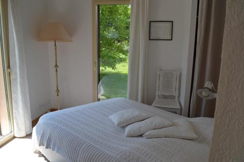 SénasにあるChez MiLyのベッドルーム1室(窓、白いベッド1台付)