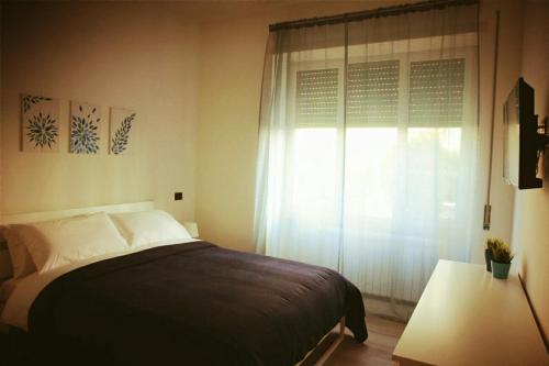 サレルノにあるCasa Mariùのベッドルーム(ベッド1台、窓付)