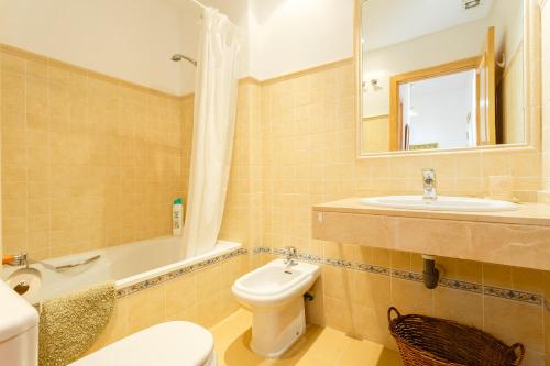 Kúpeľňa v ubytovaní Bonito apartamento en campo de golf con piscina