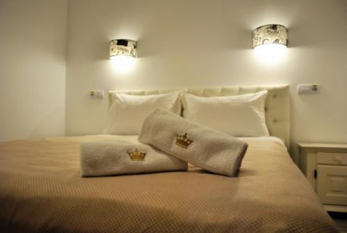 ein Schlafzimmer mit einem Bett mit zwei Kissen darauf in der Unterkunft Green Coffee House in Sulina