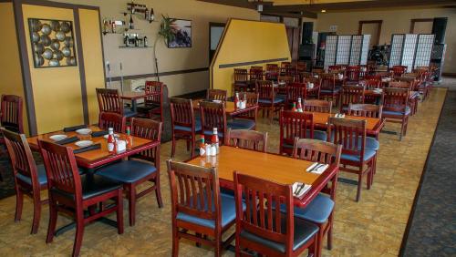 a dining room with wooden tables and chairs at San Simeon Lodge in San Simeon