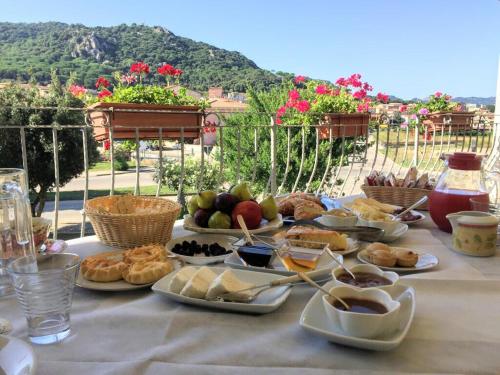 una tavola ricoperta di piatti di cibo su un tavolo di I Graniti a Monti