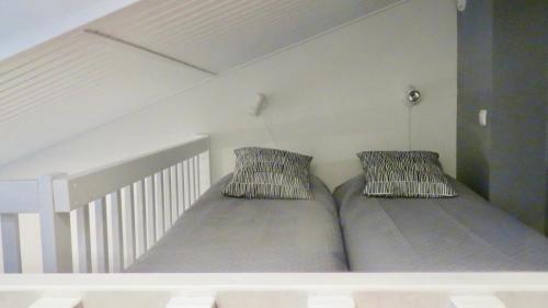 レヴィにあるLevistar 3の枕2つが備わるドミトリールームのベッド1台分です。
