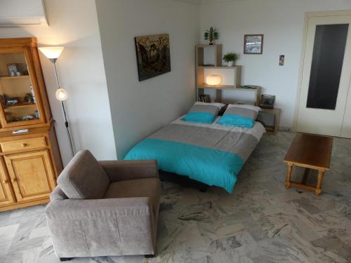 una camera con letto, divano e sedia di Apartment Montmorency a Cannes