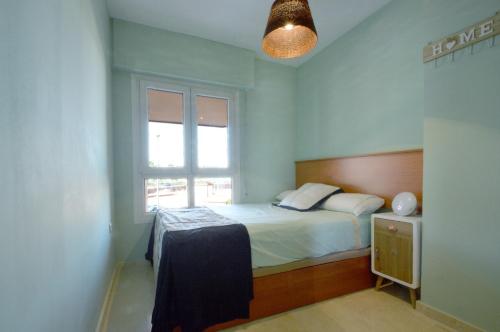 アルメリアにあるModerno apartamento frente a la playa y el centroのベッドルーム(ベッド1台、窓付)