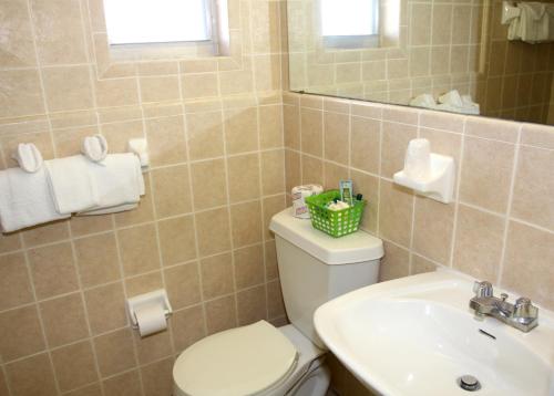 A bathroom at Makai Beach Lodge