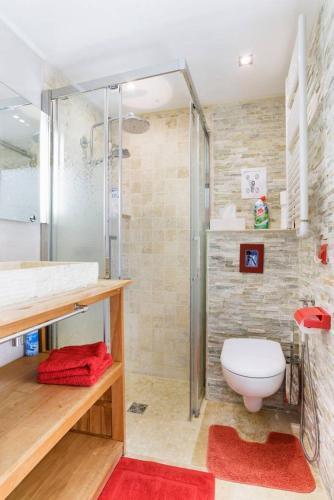 une salle de bain avec douche et toilettes dans l'établissement VILLA LA CIOTAT CASSIS Calanques, à La Ciotat