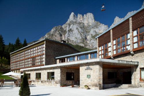 a building with a mountain in the background at Parador de Fuente Dé in Fuente Dé