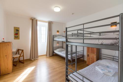 Change The World Hostels - Açores - Ponta Delgada tesisinde bir odada yatak veya yataklar