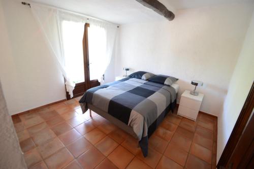 a bedroom with a bed and a tiled floor at Les Arches - Pardigon in La Croix-Valmer