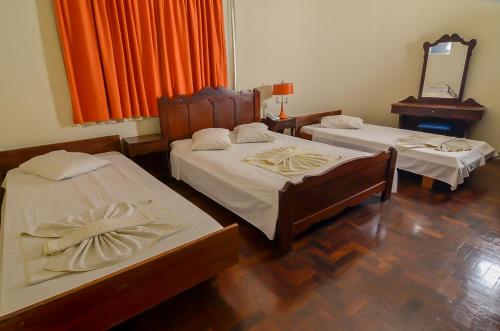 Giường trong phòng chung tại Hotel Indaiá