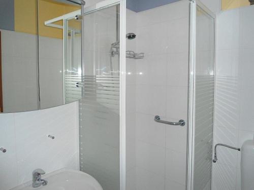 y baño con ducha, aseo y lavamanos. en Seehotel Lönö, en Dahme